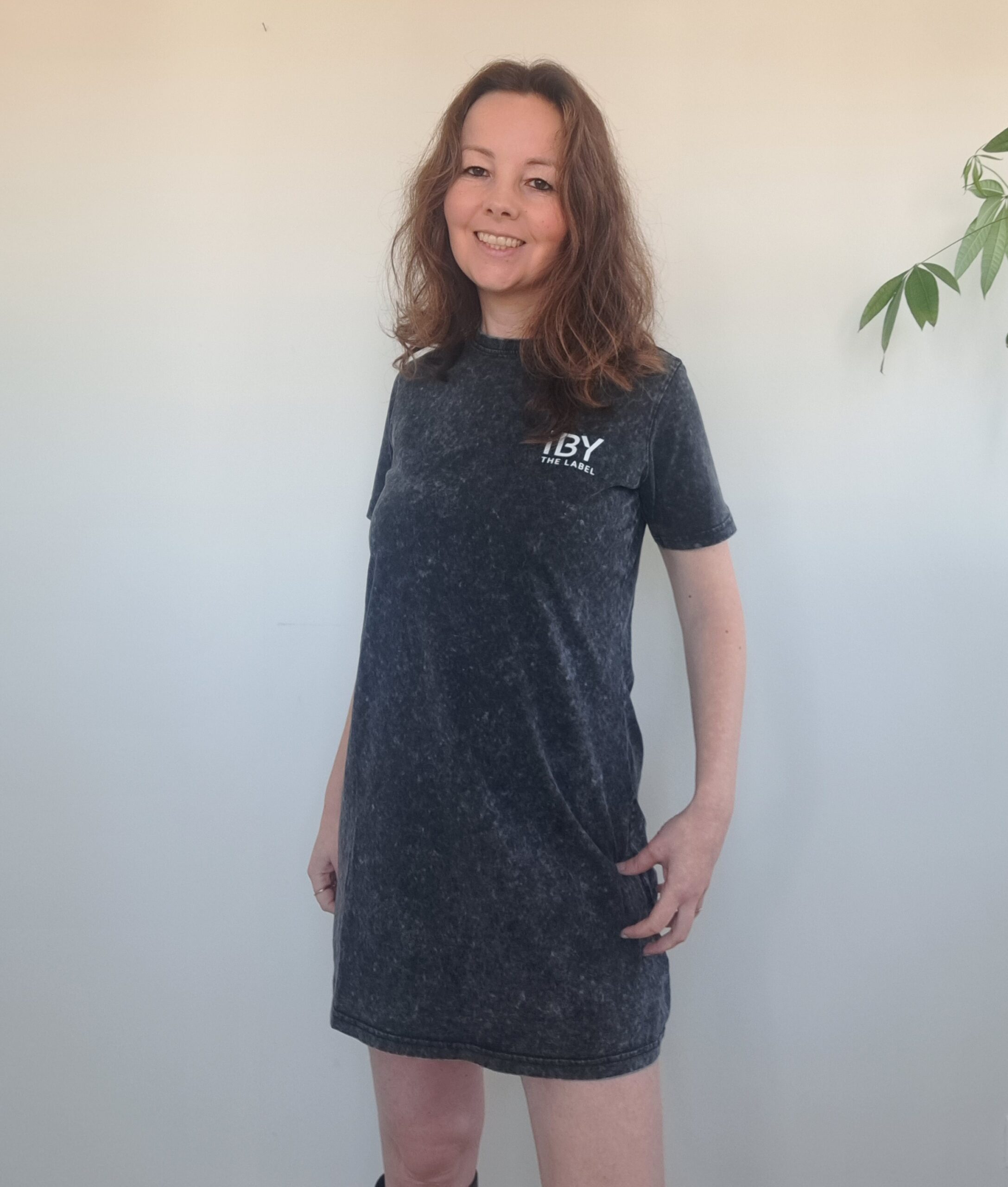 iBY Washed zwart dames t-shirtjurk